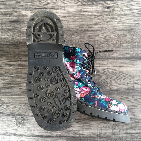 Anarchic Tuk - Picture 2 of 2